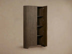 Armoire haute Astor en chêne cannelé pour salon ou chambre à coucher