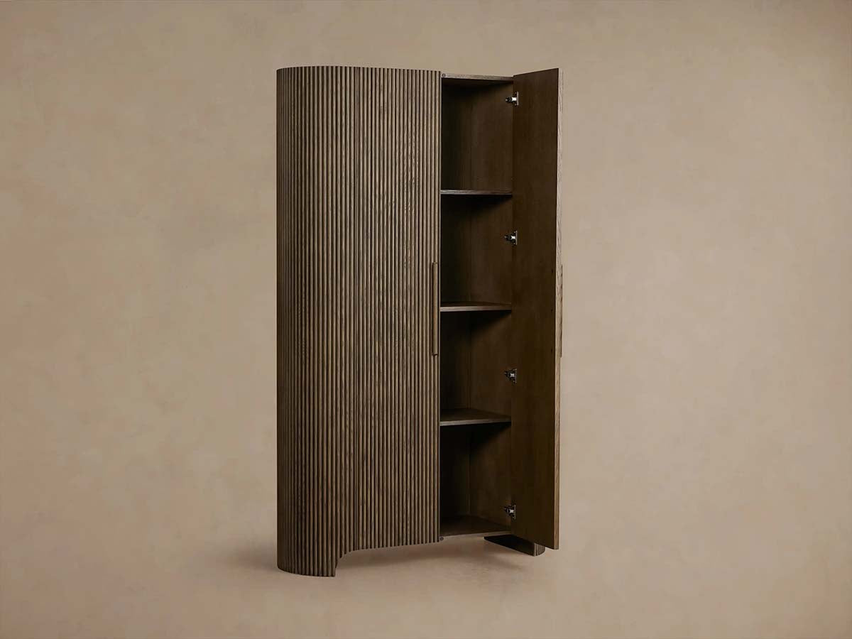Armoire haute Astor en chêne cannelé pour salon ou chambre à coucher