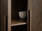 Armoire haute Astor en chêne cannelé pour salon ou chambre à coucher