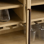 Hattie Holz-Barschrank, niedriger Weinschrank im Mid-Century-Modern-Stil aus Eiche