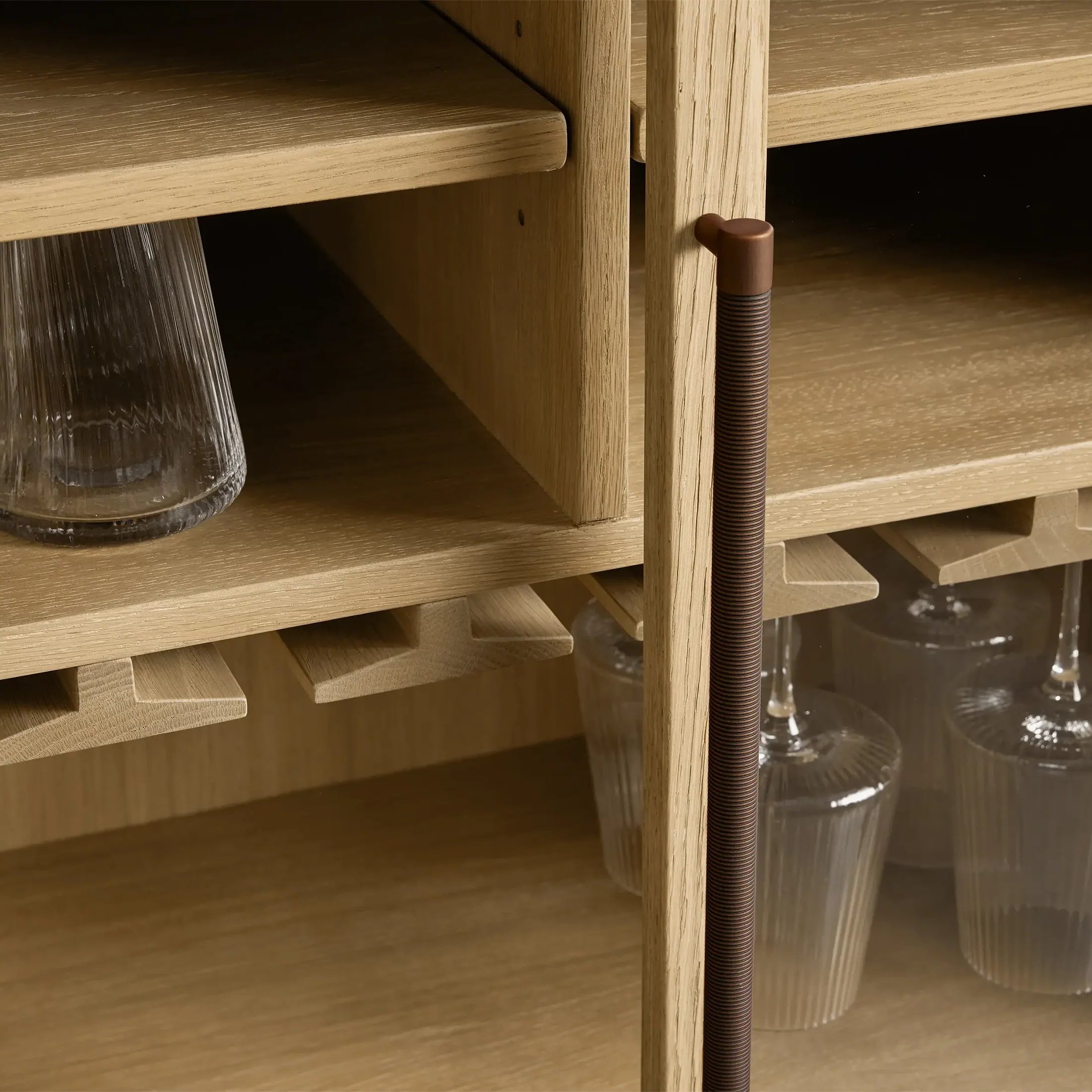 Hattie Holz-Barschrank, niedriger Weinschrank im Mid-Century-Modern-Stil aus Eiche