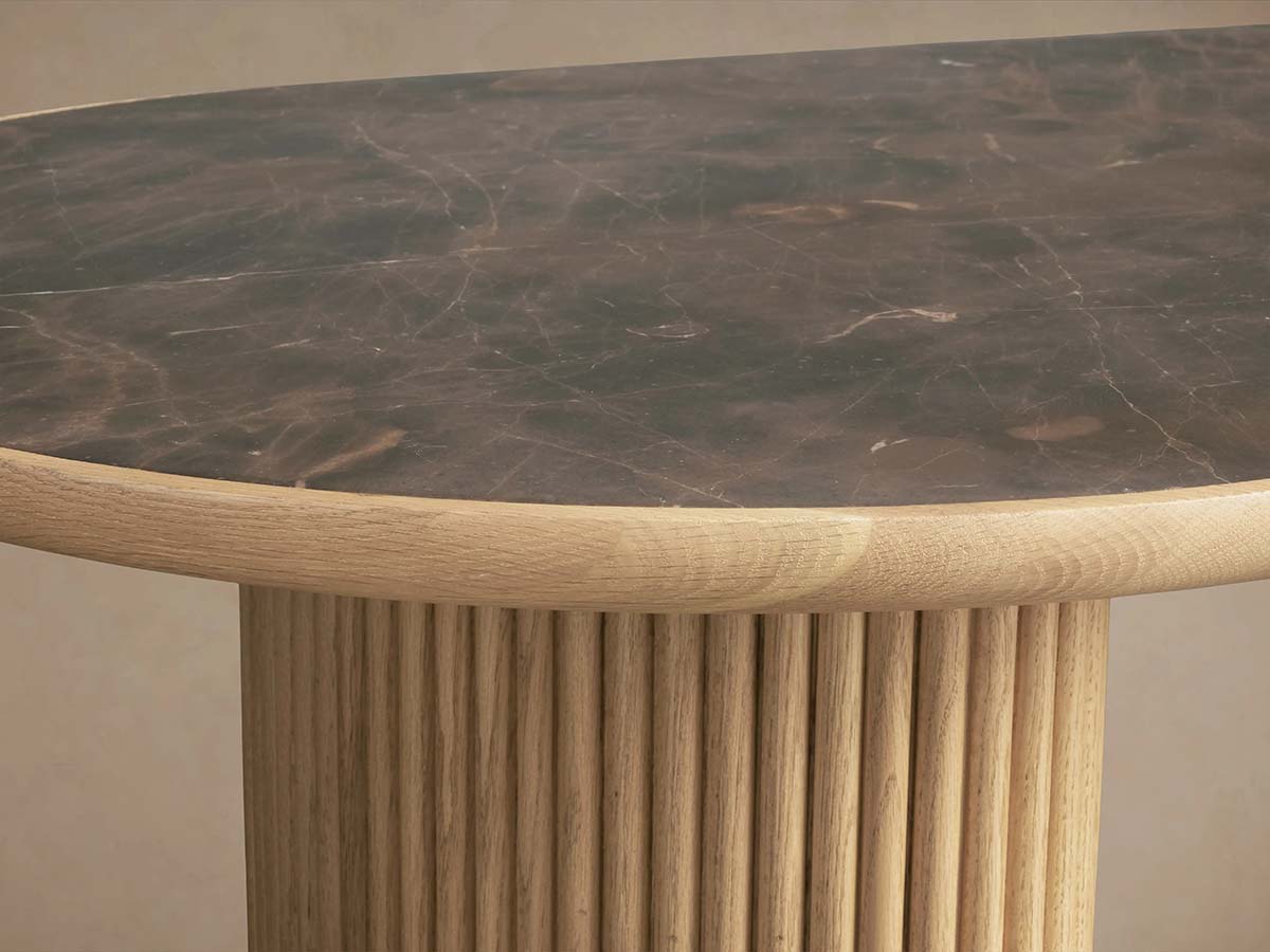 Couchtisch Astor mit ovalem Holzsockel und Marmorplatte