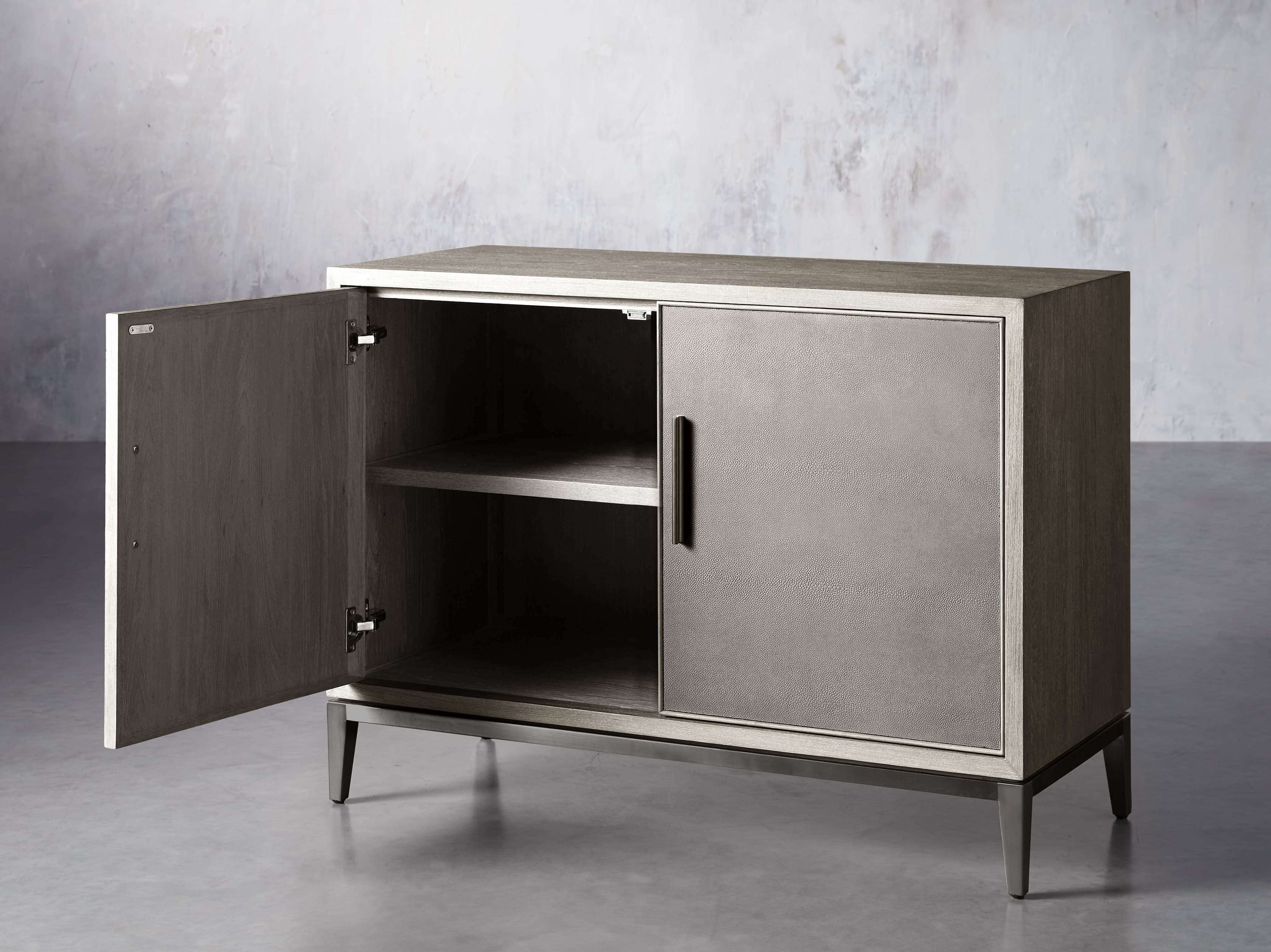 Malone Holz-Buffet-Sideboard, zweitüriger Eingangsschrank mit geprägtem Shagreen-Leder
